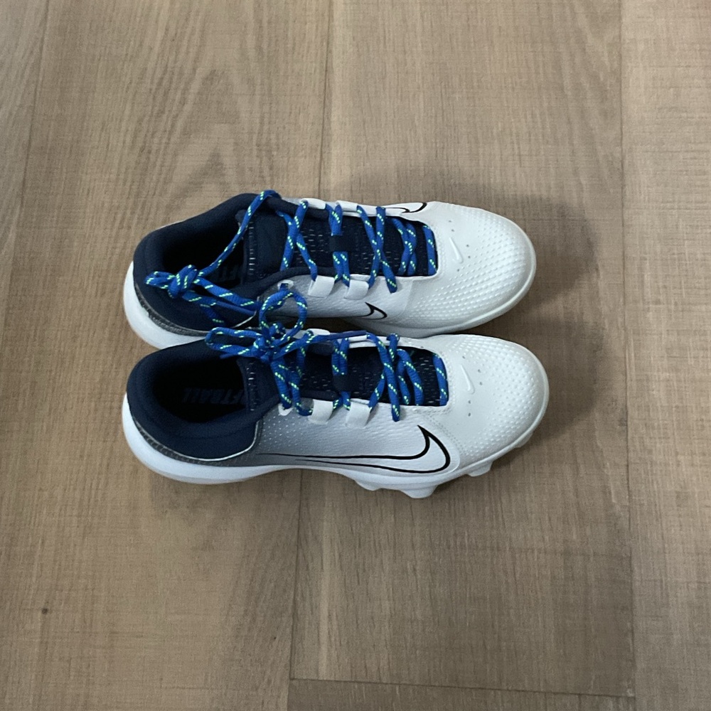 NWT Nike Hyperdiamond 4 Pro MCS White and Navy Softball Cleats. Size 8.5